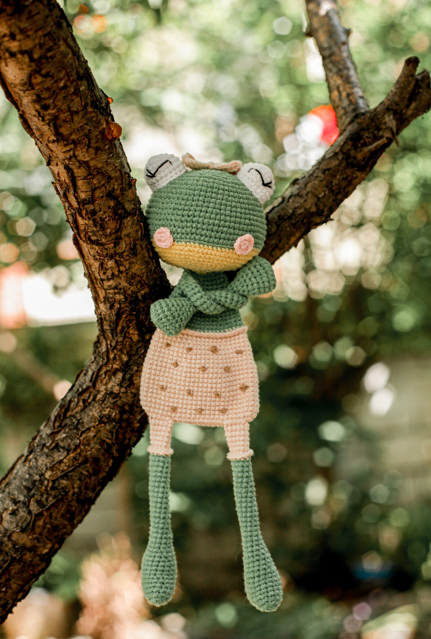 security lovey knit frog, comfort cute hand made frog, perfect gift for a frog lover, normal or posable frog, green cute froggy