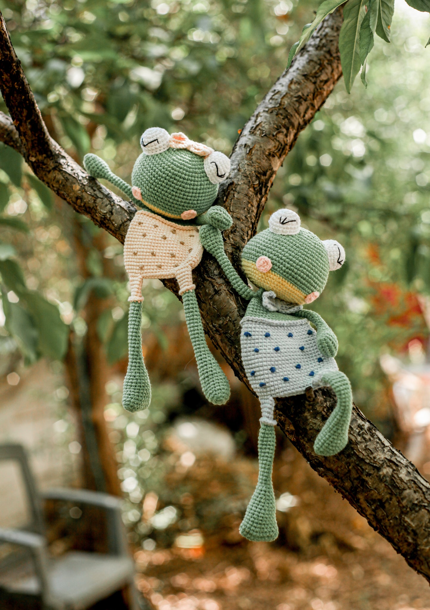 security lovey knit frog, comfort cute hand made frog, perfect gift for a frog lover, normal or posable frog, green cute froggy