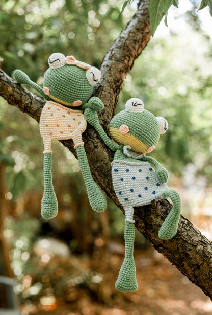 security lovey knit frog, comfort cute  hand made frog, perfect gift for a frog lover, normal or posable frog, green cute froggy