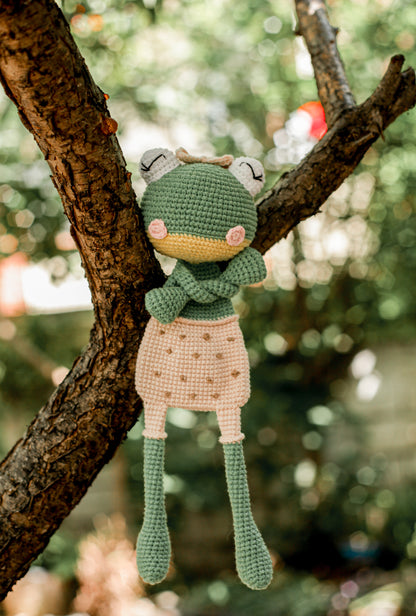 security lovey knit frog, comfort cute  hand made frog, perfect gift for a frog lover, normal or posable frog, green cute froggy