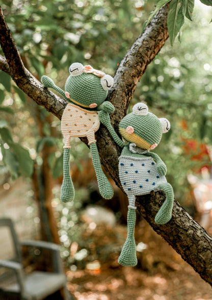 security lovey knit frog, comfort cute  hand made frog, perfect gift for a frog lover, normal or posable frog, green cute froggy
