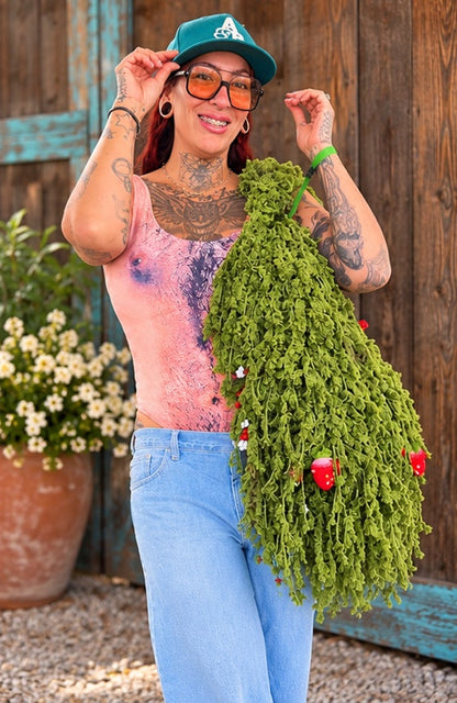 Customer wearing the Strawberry Moss crochet shoulder bag against a rustic wooden background